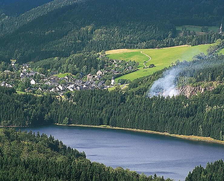Sosa mit rauchendem Holzkohlenmeiler im ehemaligen Steinbruch (Matthias Kunz)