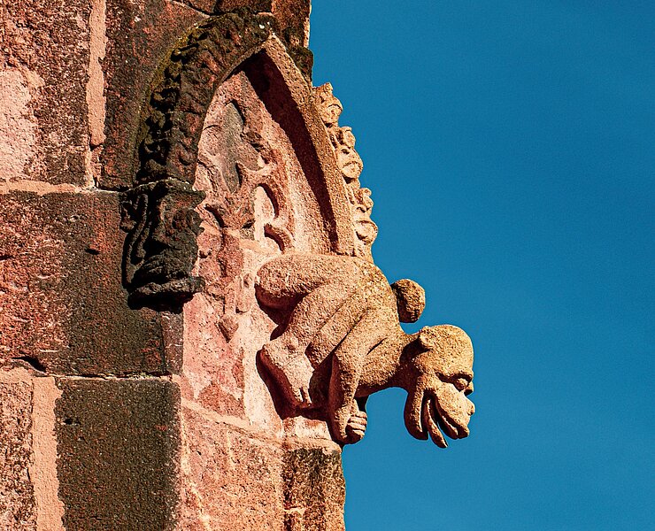 restaurierte Plastik aus Rochlitzer Porphyrtuff an der Kunigundenkirche (Bastian Rakow)
