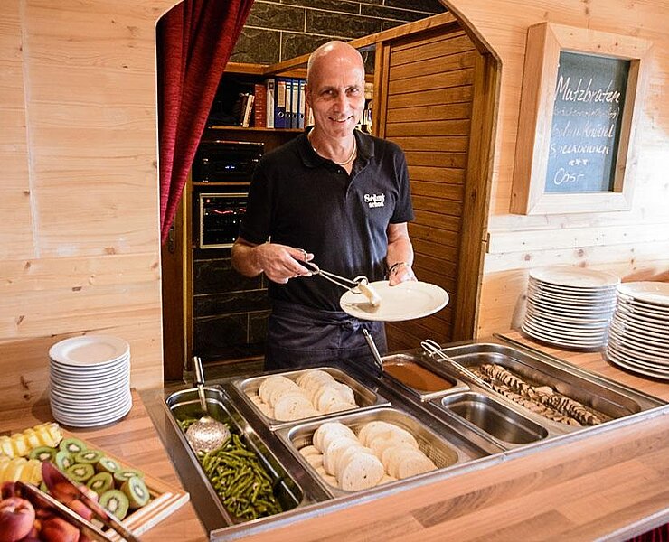 Ein täglich wechselndes Hauptgericht am Buffet (Andy Morgenstern)