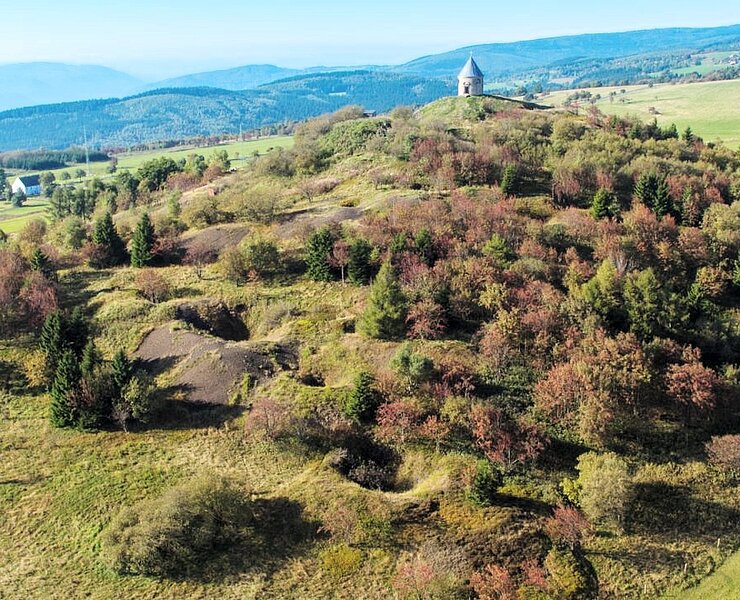 Bergbaulandschaft Vrch Mednik Luftaufnahme des Kupferhübels (Jaroslav_Kloub)