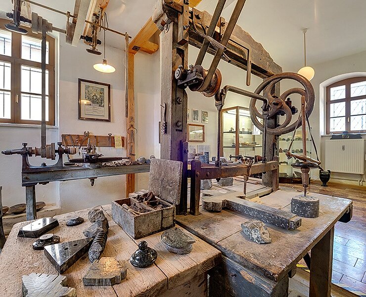 Das Serpentinsteinmuseum zeigt neben den Produkten der Serpentinsteinverarbeitung auch funktionstüchtige Maschinen. Mit einem Drillbohrer kann auch selbst die Serpentinsteinbearbeitung ausprobiert werden. (360grad-team)