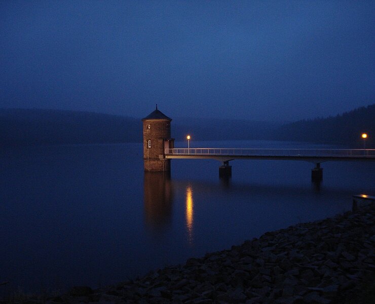Blick über die Talsperre mit Turm bei Nacht (S. Süß)