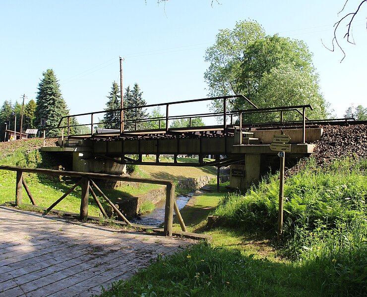 Blick vom Erlebnispfad Bimmelbahn auf die Bahnbrücke an der Vierenstraße im OT Neudorf (Katja Steigerwald)
