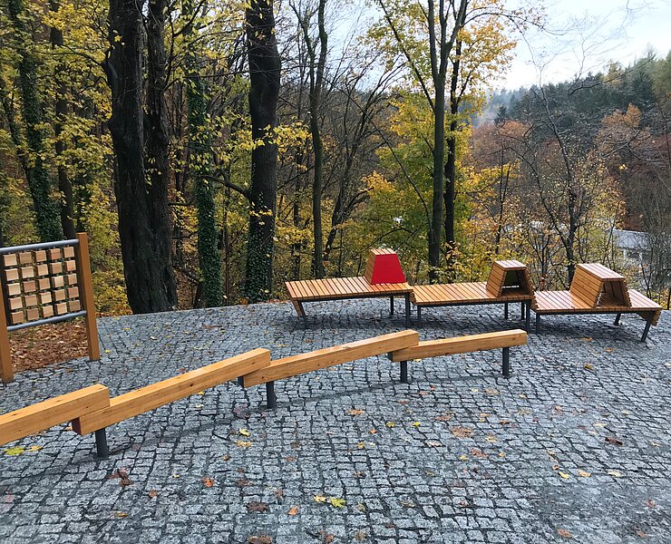 XXL-Lümmelsofa am Erlebnisweg "sagenhafter Mühlberg" (Tourismus-Information Stadt Rabenau)