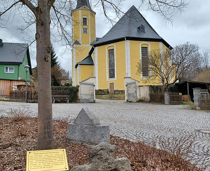 Sünekreuz, im Hintergrund St. Annen-Kirche Grünstädtel (Wanderbarer Silberberg PM)