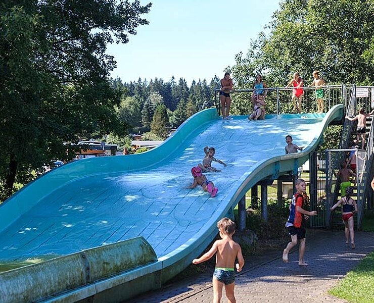 Wasserrutsche am Greifenbachstausee ()