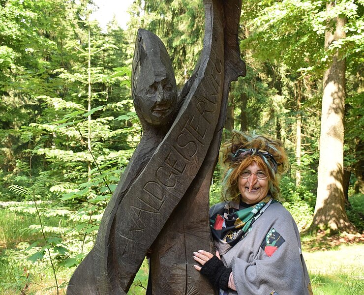 Führung mit Hexe Schlotterknie am Waldgeisterweg (Vanessa Schüppel)