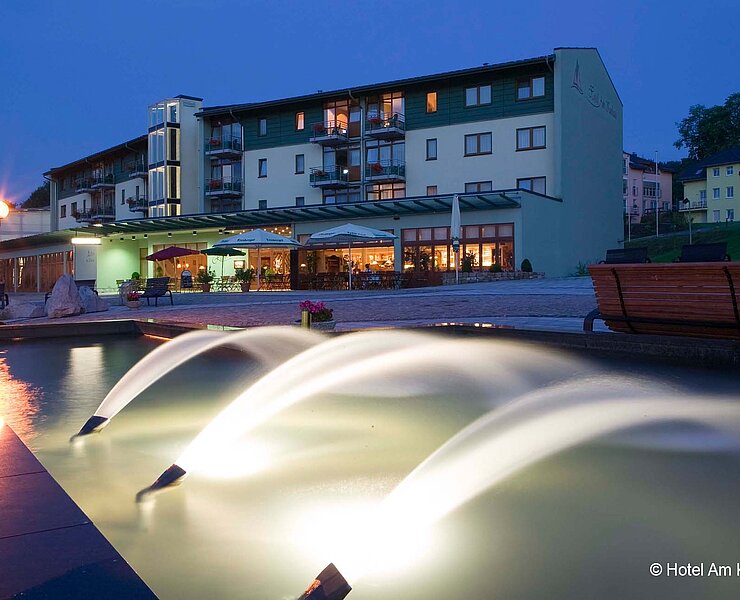Außenansicht am Abend - Hotel Am Kurhaus, Bad Schlema (Hotel Am Kurhaus)
