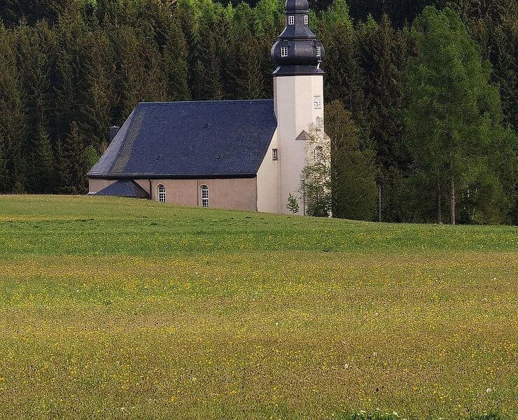 Blick zur Kirche von Kűhnhaide (Rico Oelmann)