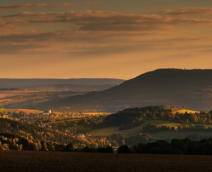 Erzgebirgslandschaft mit Blick auf Bergstadt Marienberg (Tourismusverband Erzgebirge e.V. /Uwe Meinhold)
