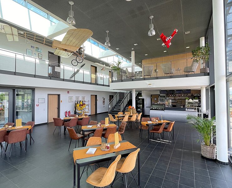 Der Flugplatz (Arnold´s Café am Flughafen)