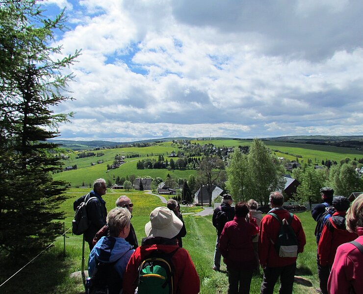 Wanderer am Erzgebirgskamm bei Rübenau (Kai Härtel, erlebnisschmiede-erzgebirge.de)