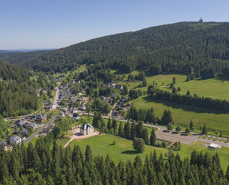"Alte Försterei" mit Wildenthal und Auersberg (1.018m) ()