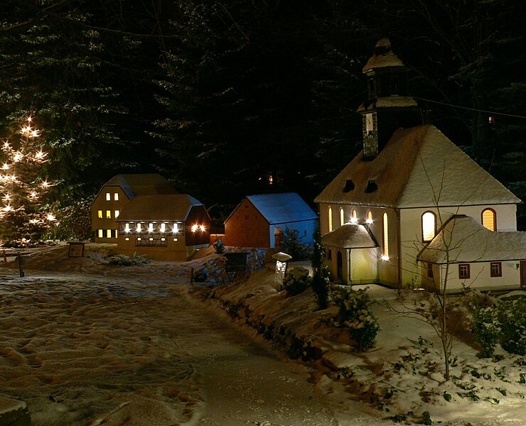 Mini-Weißbach in Amtsberg ist zur Weihnachtszeit beleuchtet (Manuela Walter)