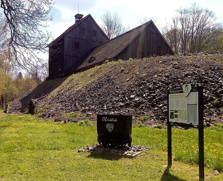 IV. Lichtloch des Rothschönberger Stollns - Halde mit Treibehaus und Radstubenkaue (Sabine Hönig, Verein Viertes Lichtloch)