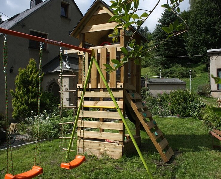 Garten mit Spielgeräten FeWo Reuther (Christiane Reuther)