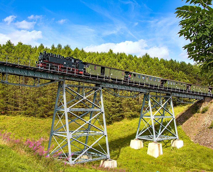 SDG Fichtelbergbahn - auf dem Hüttenbachviadukt bei der Einfahrt in Kurort Oberwiesenthal (Sven Oettel)