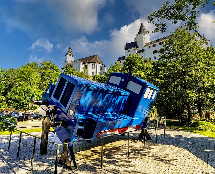 Parkplatz Altstadt mit gekippter Lok vor den Schwarzenberger Wahrzeichen (Dirk Rückschloss_pixore_photography)