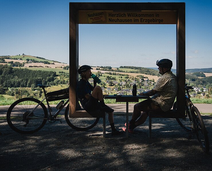 BLOCKLINE Standort Fuchs mit Fotorahmen und Ausblick auf Neuhausen (Tourismusverband Erzgebirge e.V. / Dan Zoubek)