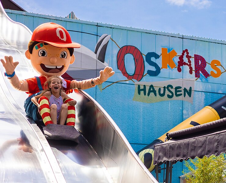 Maskottchen Oskar rutscht in Oskarshausen (Oskarshausen)