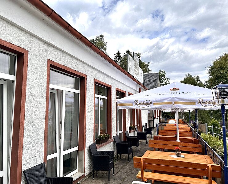 Sitzbereich draußen Kapellenstein (Berggasthof Kapellenstein)
