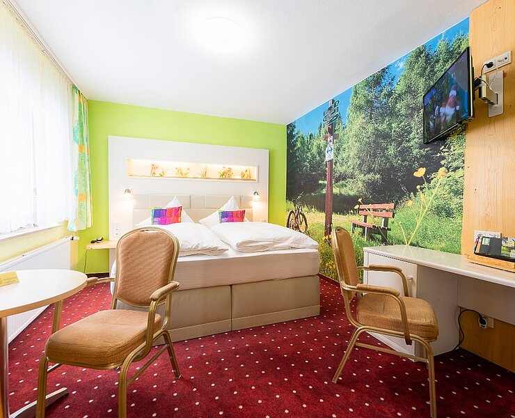 Zimmer 3 mit Boxspringbett und begehbarer Dusche (Iris Gläser, Berghotel Talblick)