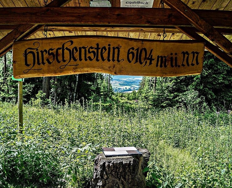 Sitzecke mit Gipfelbuch auf dem Hirschenstein (Christfried Nicolaus, Hartmannsdorf)