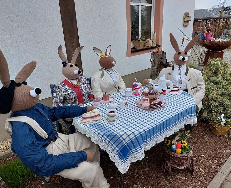 Osterhasenfamilie an der Kaffeetafel im Zwönitzer Ortsteil Kühnhaide (Stadt Zwönitz)