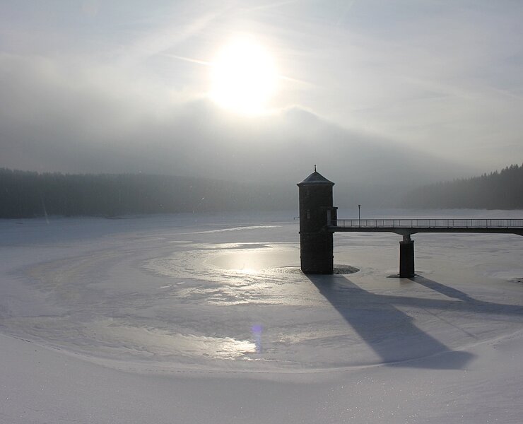 Die Talsperre im Winter mit vereistem Wasser und aufziehendem Hochnebel (Katja Steigerwald)