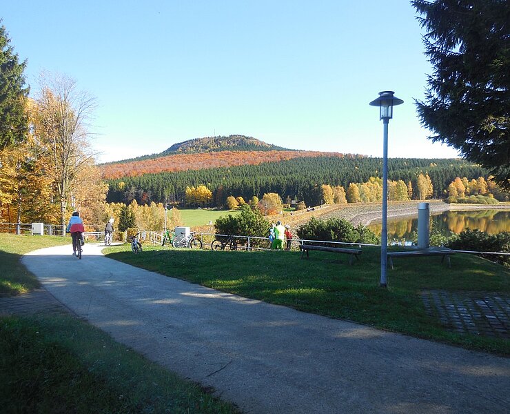 Talsperrenweg mit Blick auf Talsperre und Bärenstein (AS)