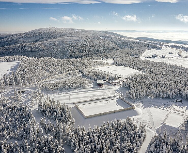 Sparkassen Skiarena Oberwiesenthal mit Blick zum Keilberg (Klinovec) (Studio2Media)