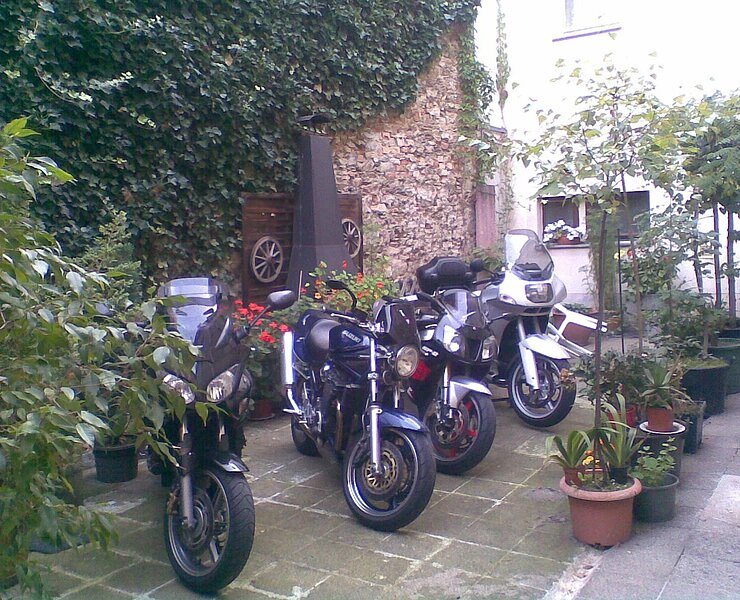 Motorräder im Hof (Karl-Heinz Schönstein)