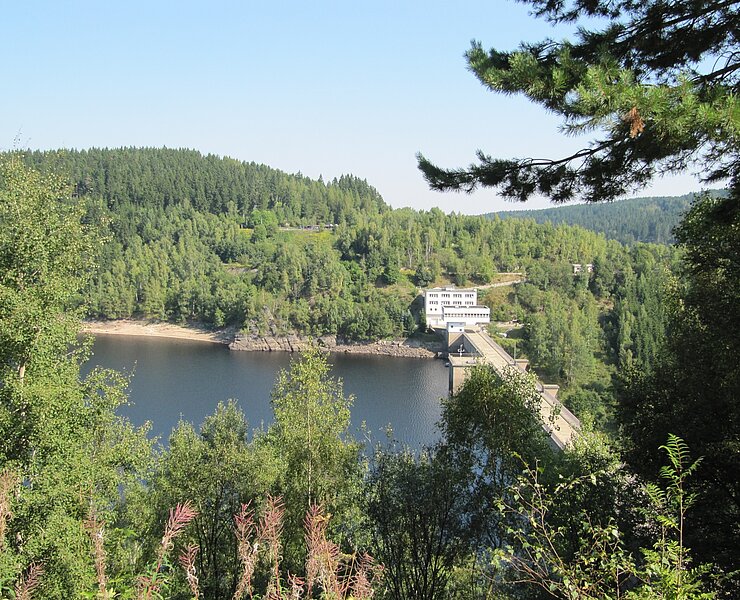 Staumauer der Talsperre Eibenstock vom Gerstenbergrundweg ()