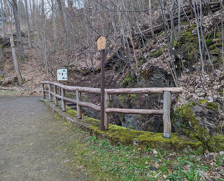 Tiefer Victoria Stollen am Schusterweg unterhalb der Burgruine Niederlauterstein (Rico Oelmann)