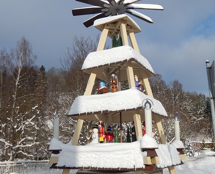 Pyramide Wenzelplatz im Winter (Undine Weise, Gemeinde Neuhausen)