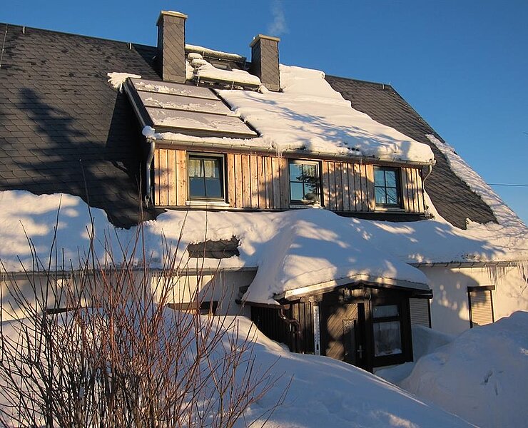 Eingeschneites Ferienhaus ()