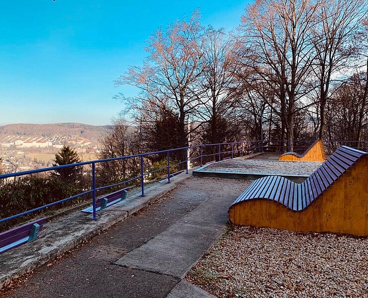 Lila Bänke am "Schönsten Blick" (Ines Schieck)
