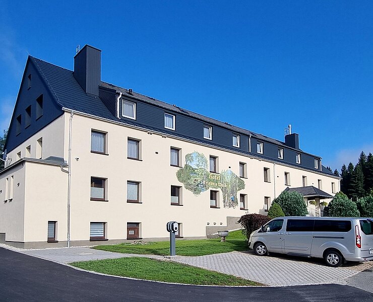 Unser Hotel im Sommer von der Ostseite ()