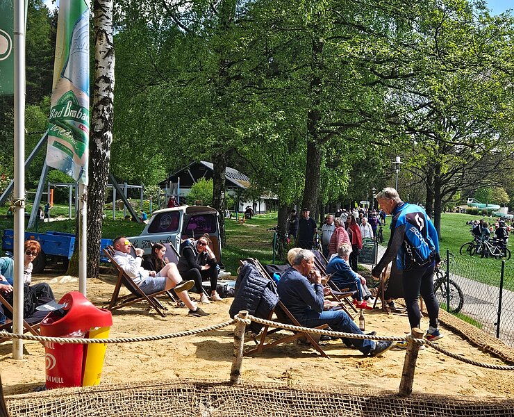 Strand mit Sitzbereich vor der Beachbar ()