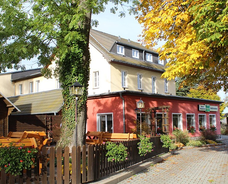 Hotel mit Gartenterrasse und Parkplatzeinfahrt ()