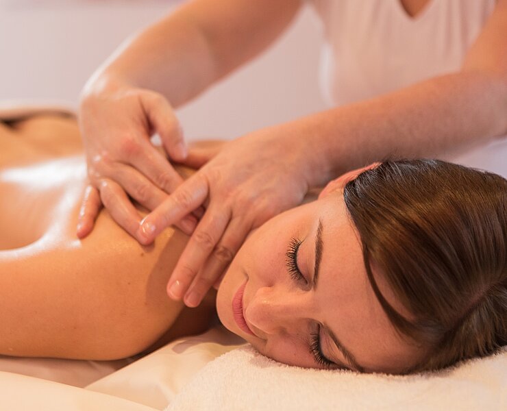 Wohltuende Rückenmassage im Gesundheitsbad ACTINON Bad Schlema (Studio2Media)