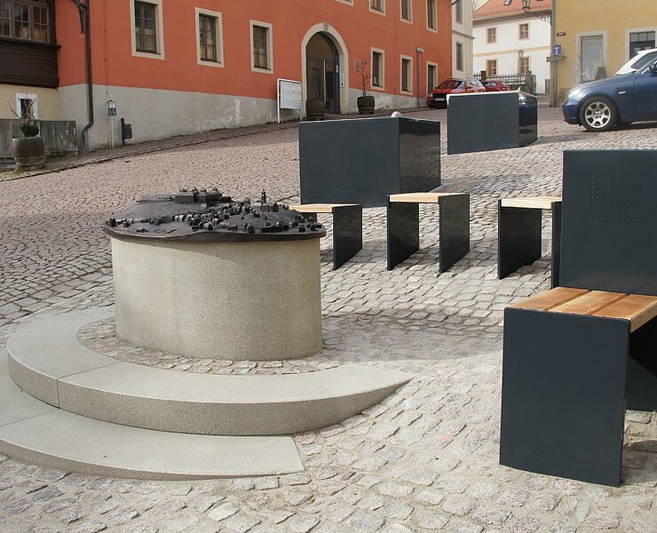 Blick auf das Tastmodell der Stadt Augustusburg, im Hintergrund die neue Sitzgruppe und die Pflanzenkübel (Kenny Langer)