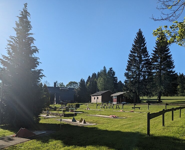 Trimm-dich-Pfad Nassau_Start an der 13-Loch-Minigolfanlage an den Sporthütten (Erlebnisheimat Erzgebirge)