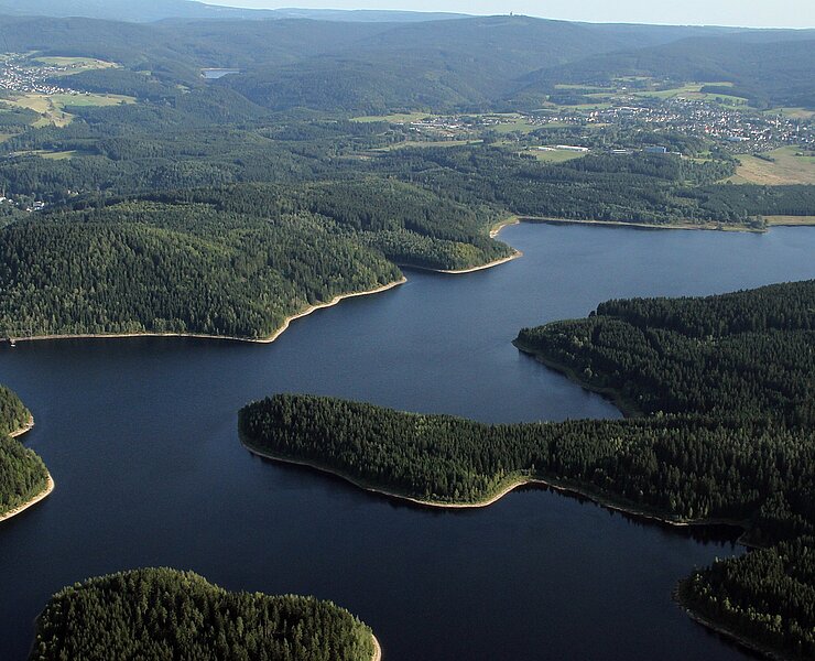 Talsperre Eibenstock, im Hintergrund Eibenstock und der Erzgebirgskamm (Stefan Unger)