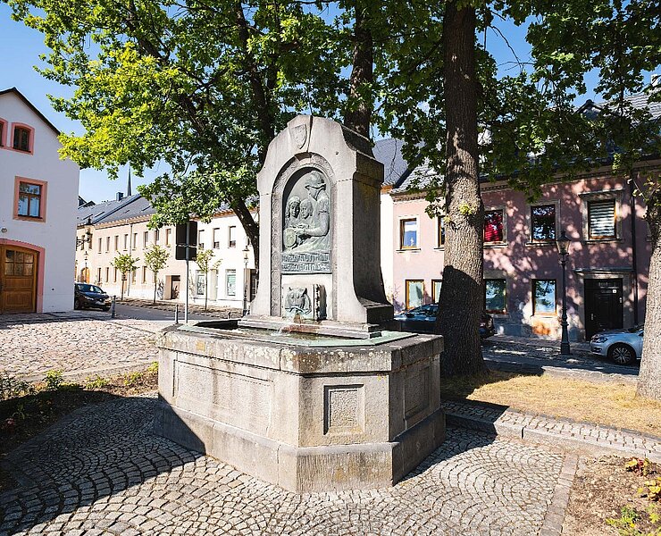Barbara Uttmann Brunnen auf dem Elterleiner Marktplatz (Eichler)