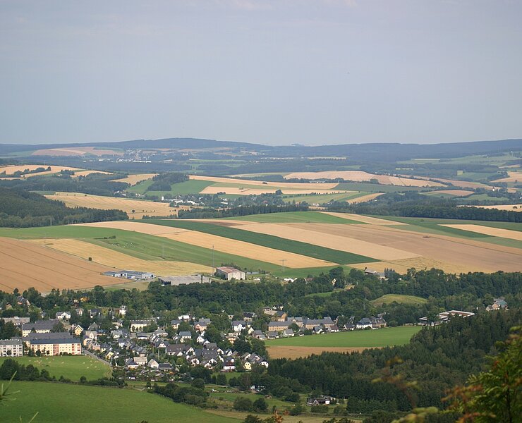 Blick vom Bärenstein in Richtung OT Cranzahl und weiter bis Schlettau (Gemeinde Sehmatal)