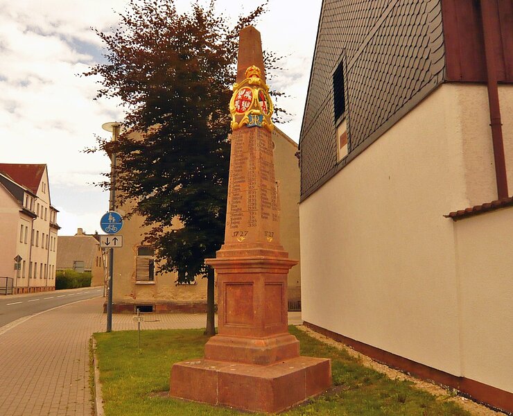 Distanzsäule Dresdner Straße in Geithain (Gotthard Ladegast)