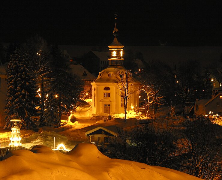 Trinitatiskirche Carlsfeld zur Weihnachtszeit ()