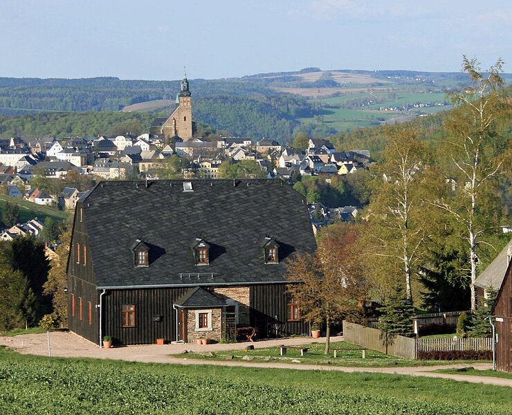 Blick auf Schneeberg mit FG Sauschwart und Bergbaulehrpfad (Frank Teller)