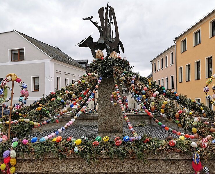 Am reich geschmückten Osterbrunnen beginnt der Spaziergang (Mandy Ehnert, Stadt Kirchberg)